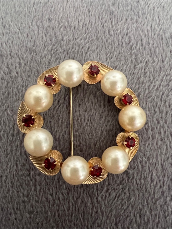 Jewelry - Vintage Gold-Tone Pearl & Garnet Leaf Wreath Circle Brooch - Women Jewelry